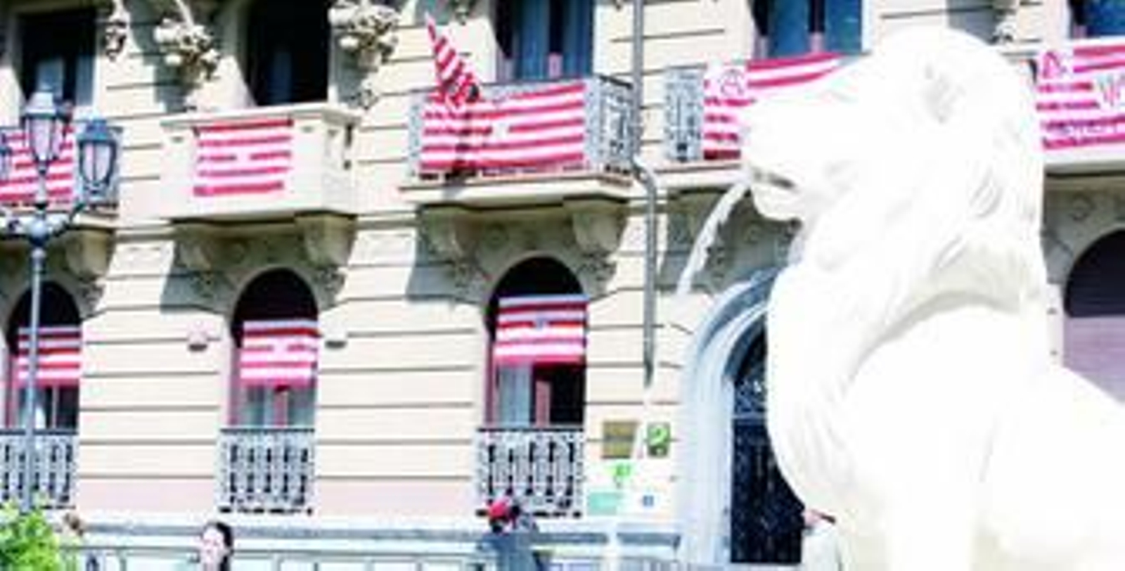 Bilbao lleva varios días engalanada con los colores rojiblancos para la ocasión.