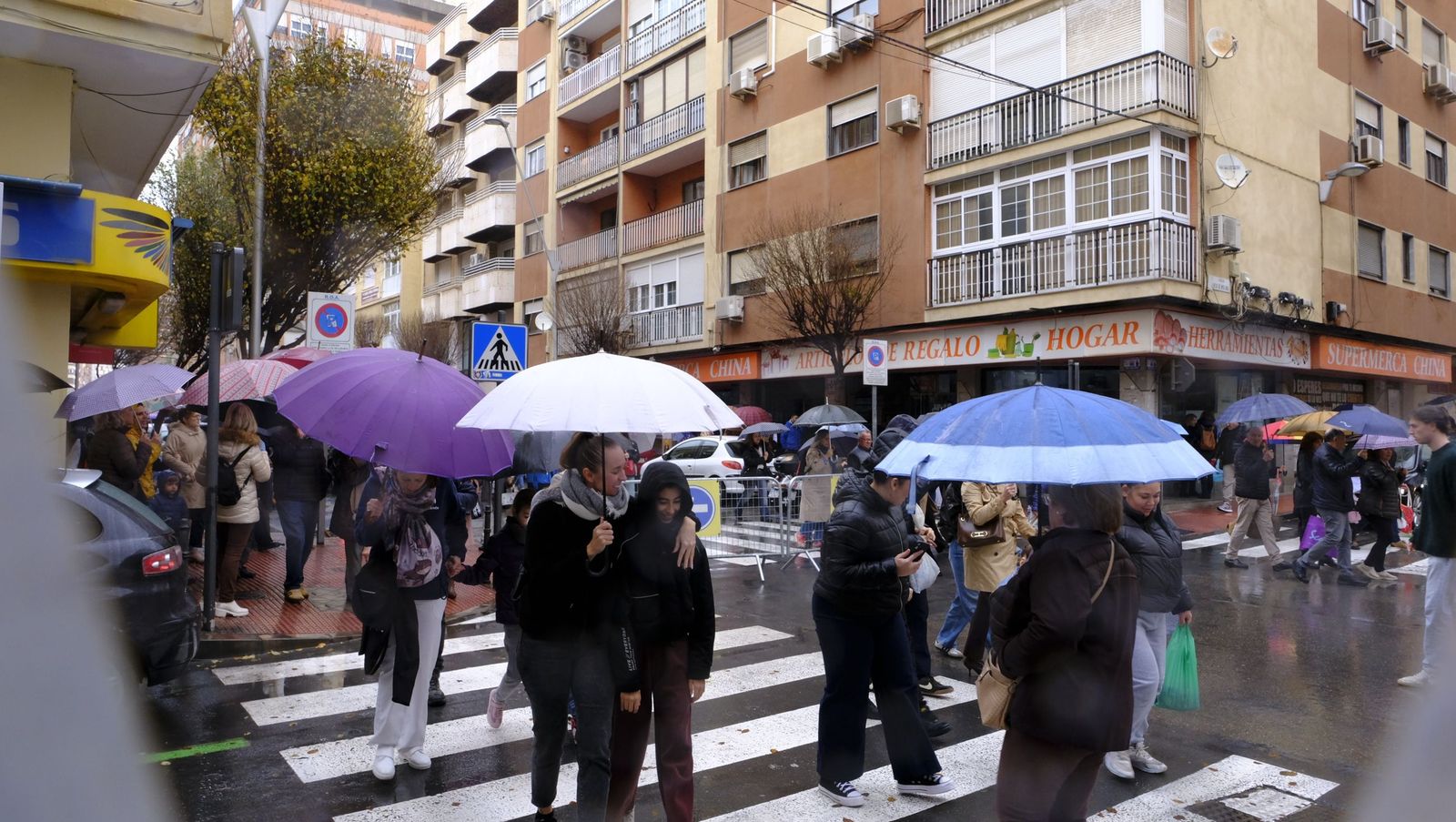 Fotografías de la cabalgata de los Reyes Magos pasada por agua en Almería