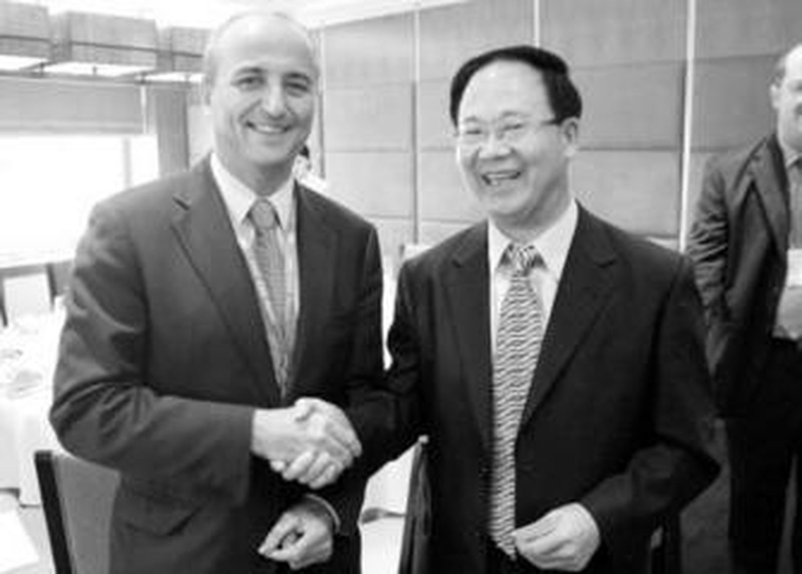 El ministro de Industria, Miguel Sebastián, y el de Comercio chino, Chen Deming, tras la reunión sobre el jamón.