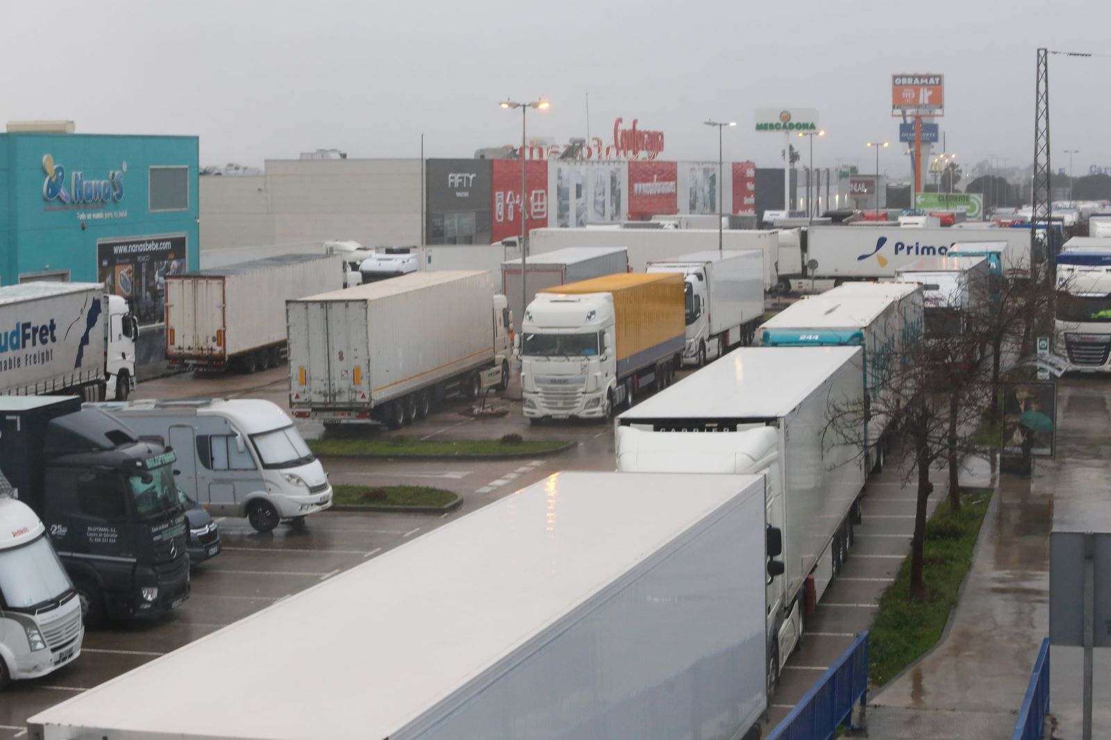 Camiones a la espera de la apertura del Puerto de Algeciras en el polígono de Palmones