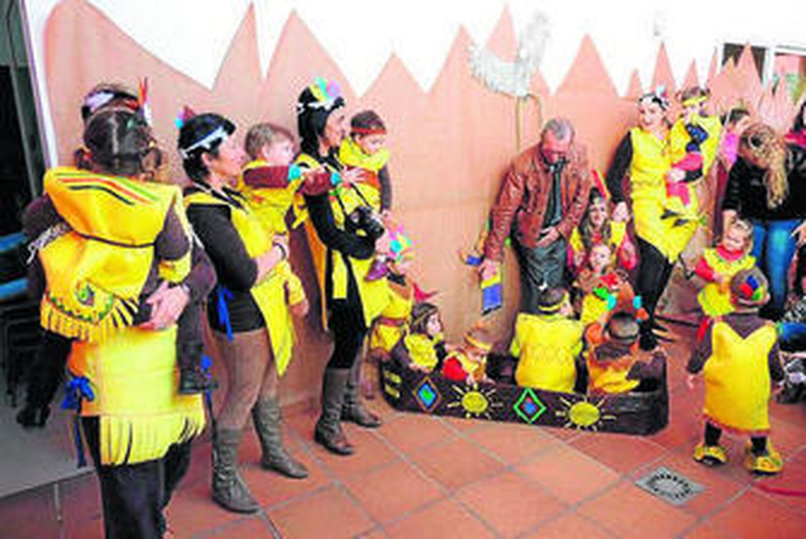 Los niños, padres y profesoras, ayer disfrazados.