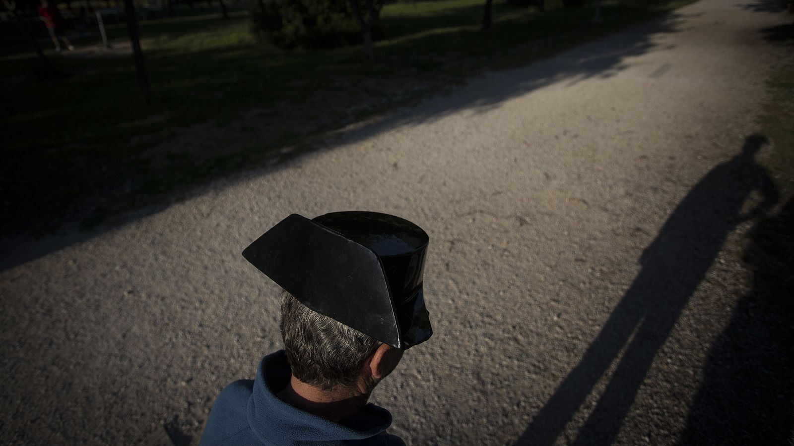 La sombra de uno de los agentes durante la entrevista.