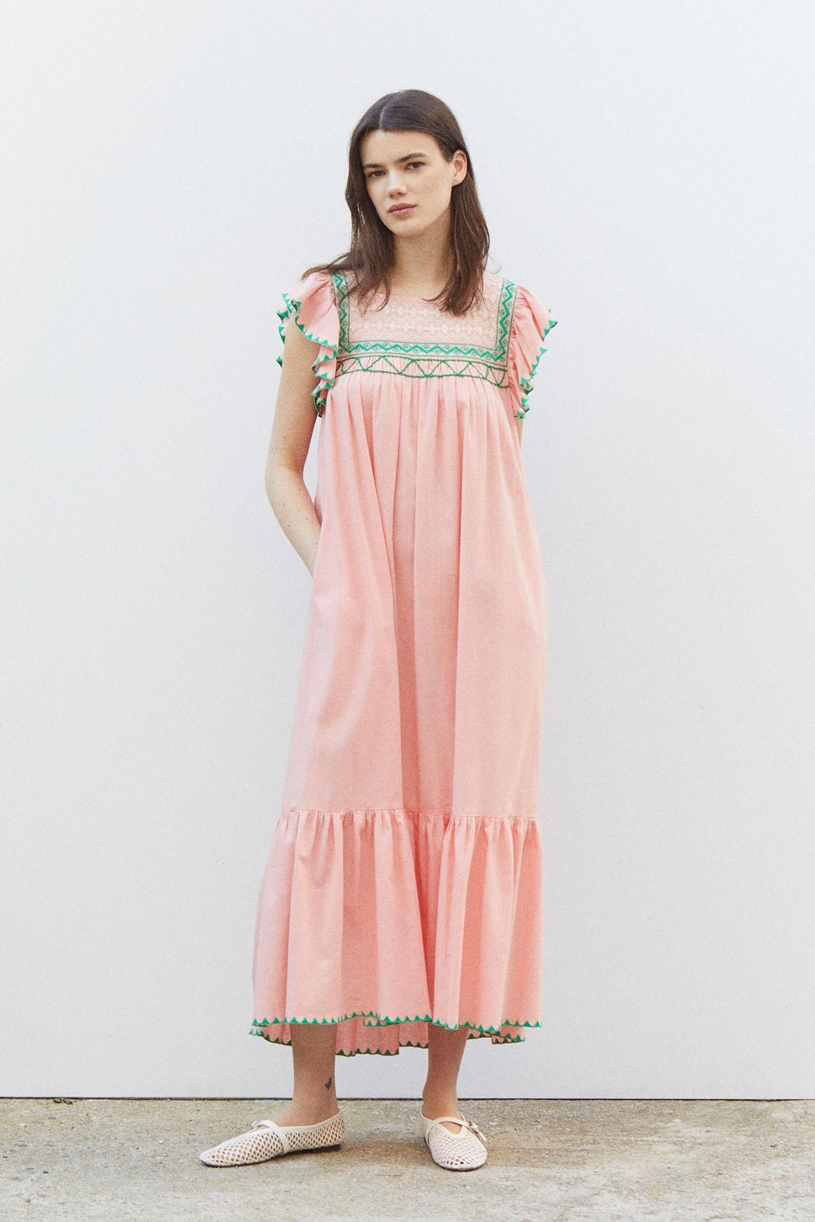 Vestido con volantes y bordados de Sfera.