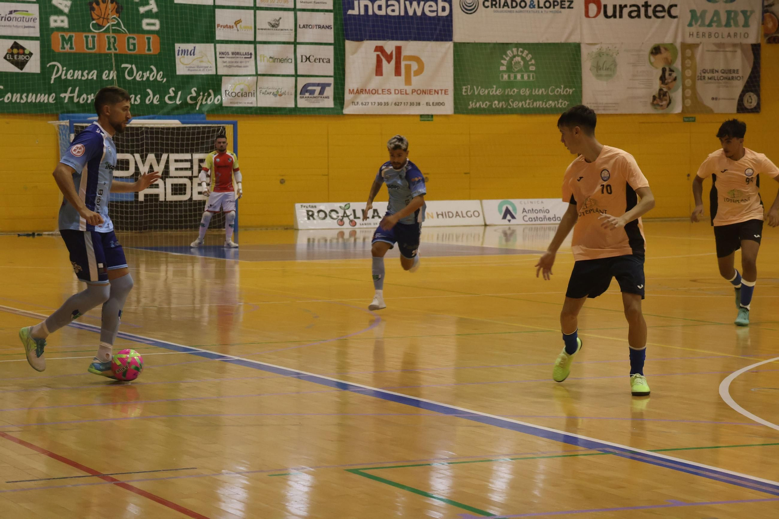 Acción del encuentro que enfrentó a El Ejido Futsal y al CF Balerma 2015 en el triangular del Torneo ‘Suministros Agrícolas Muñoz-Flores’.