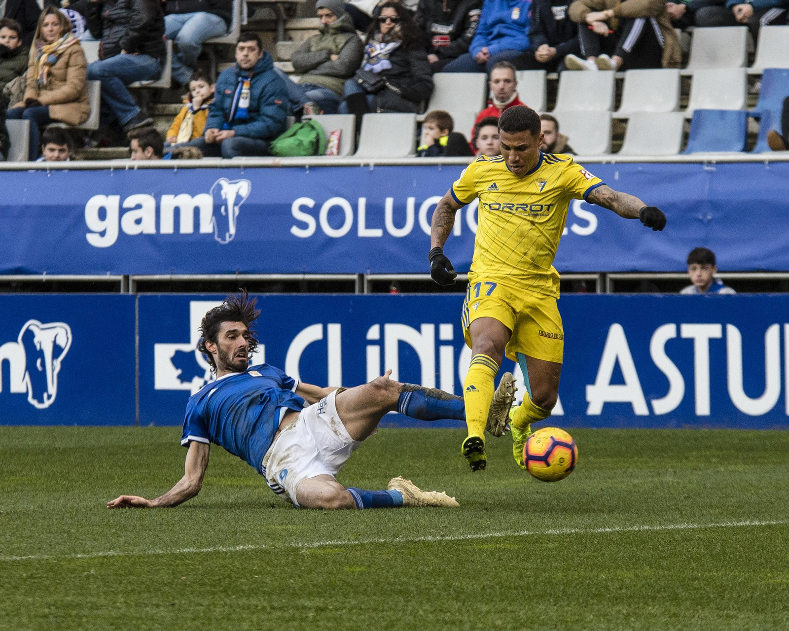 Machís desborda a Carlos Martínez en un lance del partido contra el Oviedo.