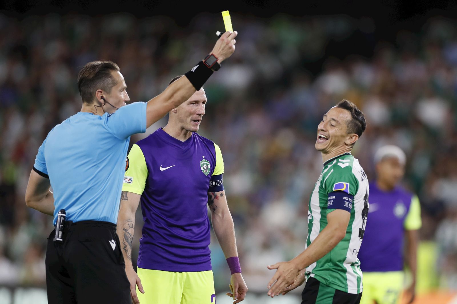 El colegiado le muestra la tarjeta amarilla a Guardado en el partido ante el Ludogorets.
