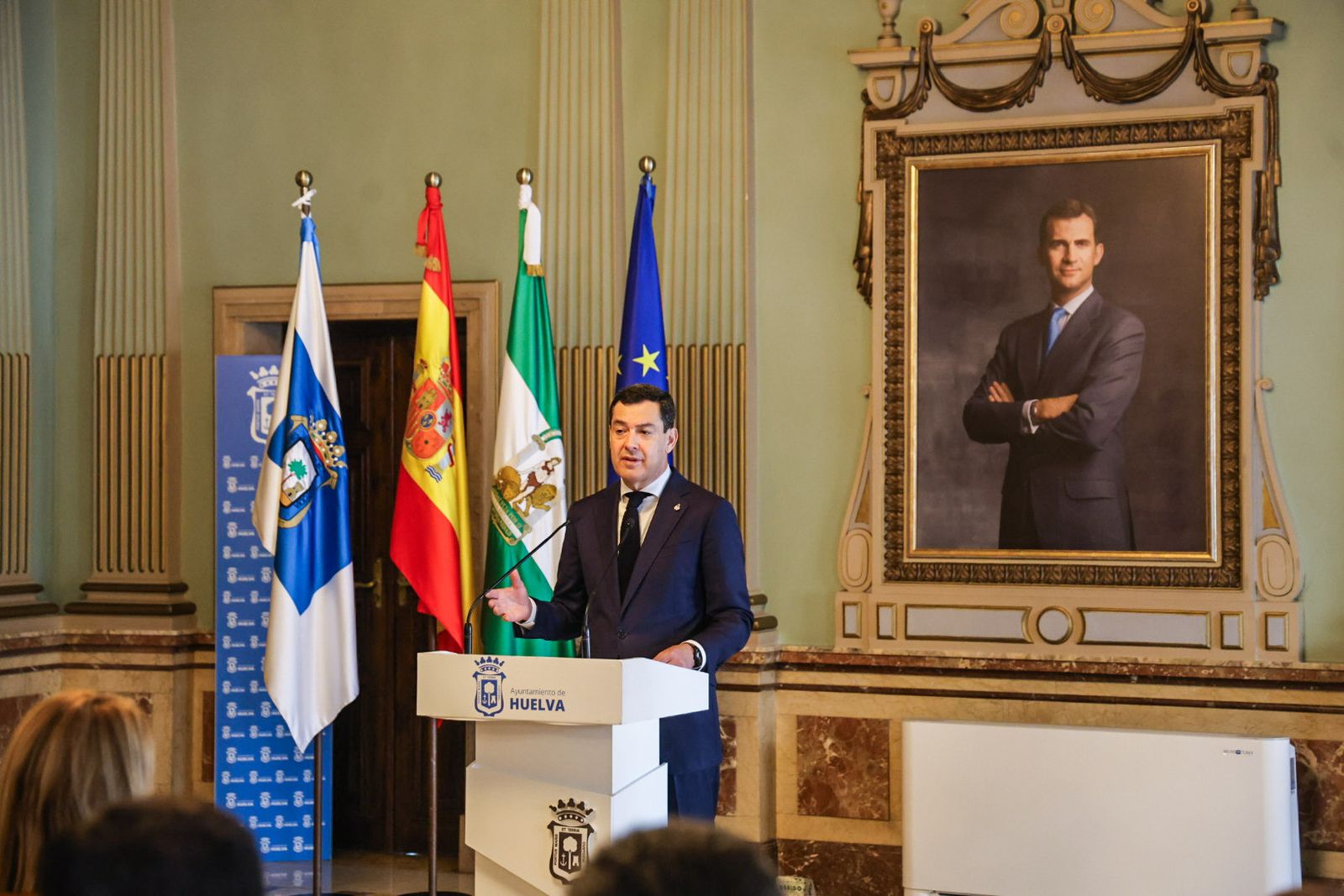 Fotografías del acto de declaración institucional en apoyo a las víctimas del accidente ferroviario de Adamuz y sus familias