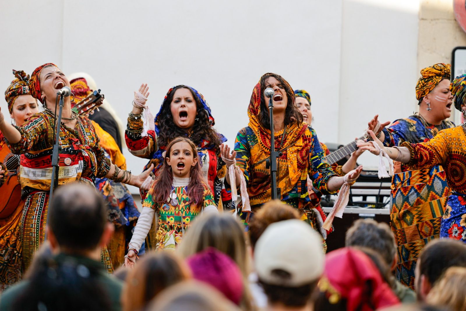 Así vive Cádiz su primer sábado de Carnaval: las imágenes de las batallas de copla y la fiesta en la calle