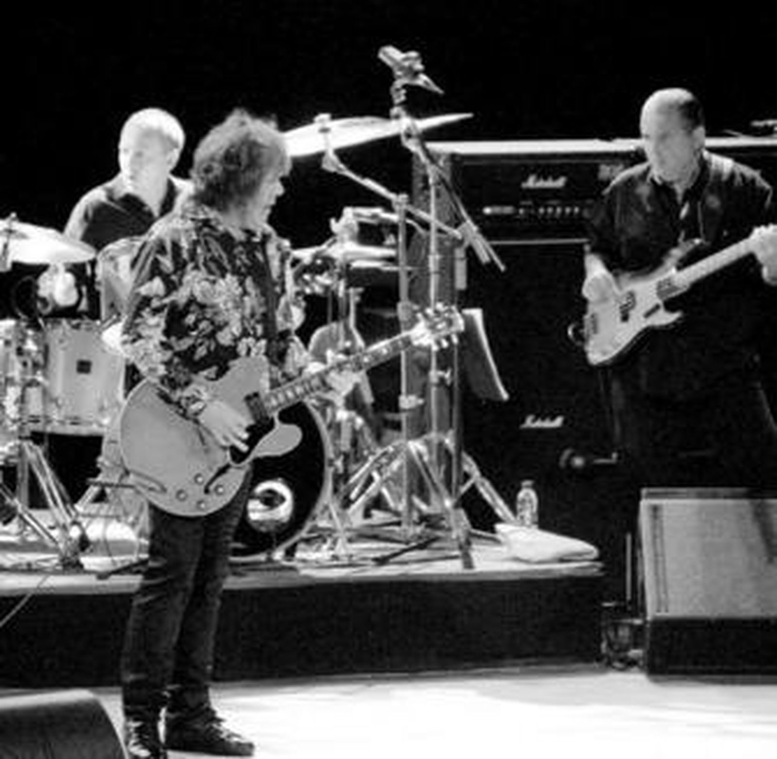 Gary Moore, con el batería Bryan Downey y el bajjista Pete Reese a sus espaldas.