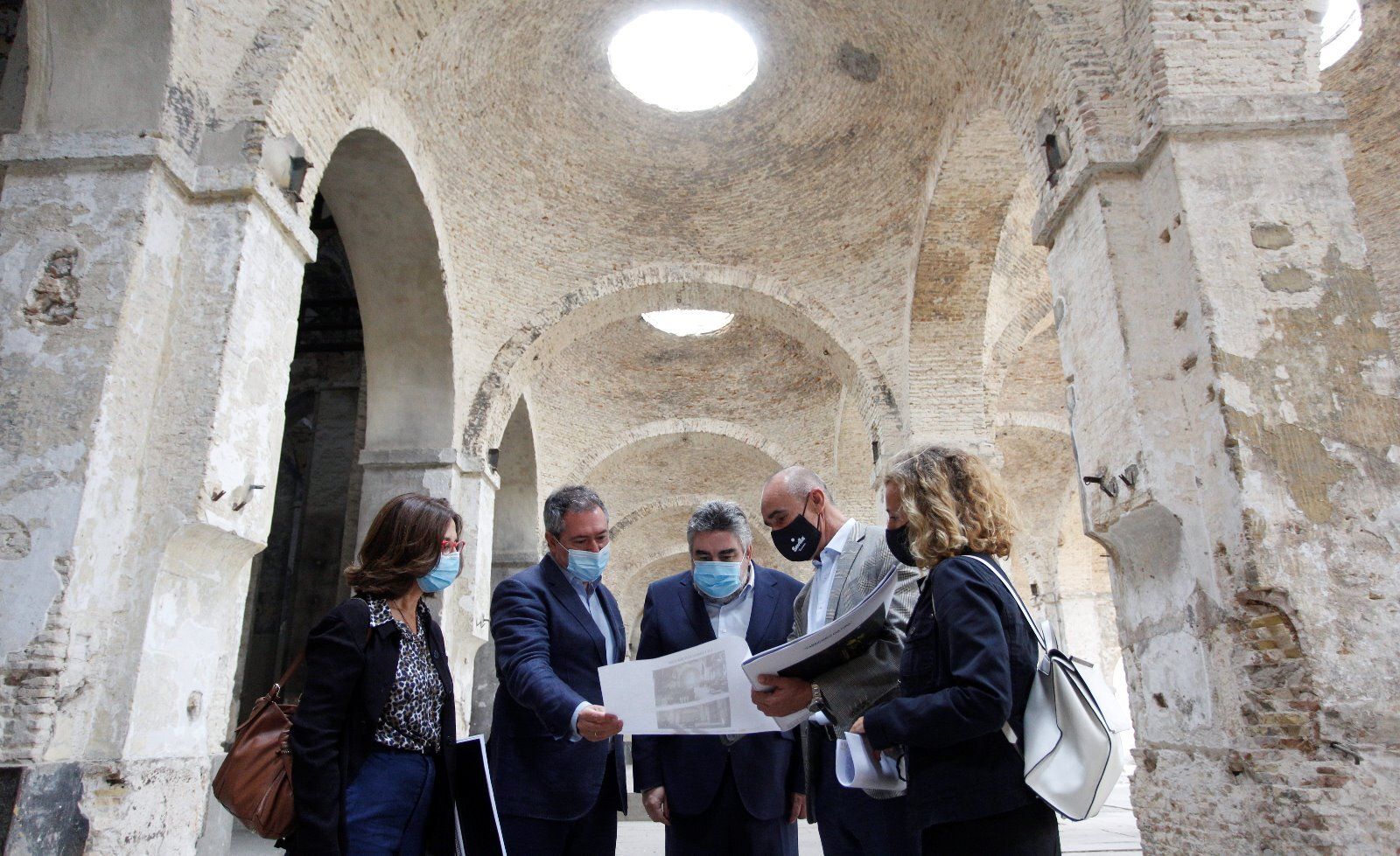 El ministro de Cultura con los responsables municipales durante la visita a Artillería.