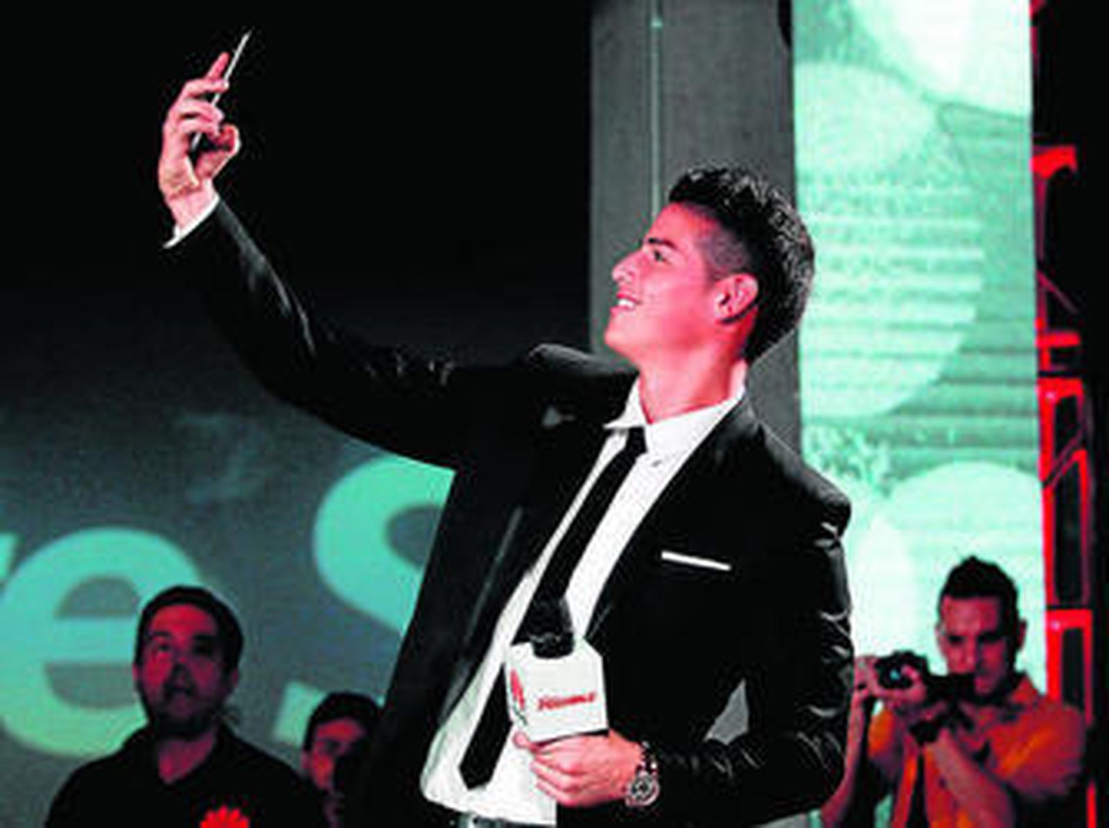 James Rodríguez se hace un 'selfie' durante un acto publicitario celebrado el miércoles en Bogotá.