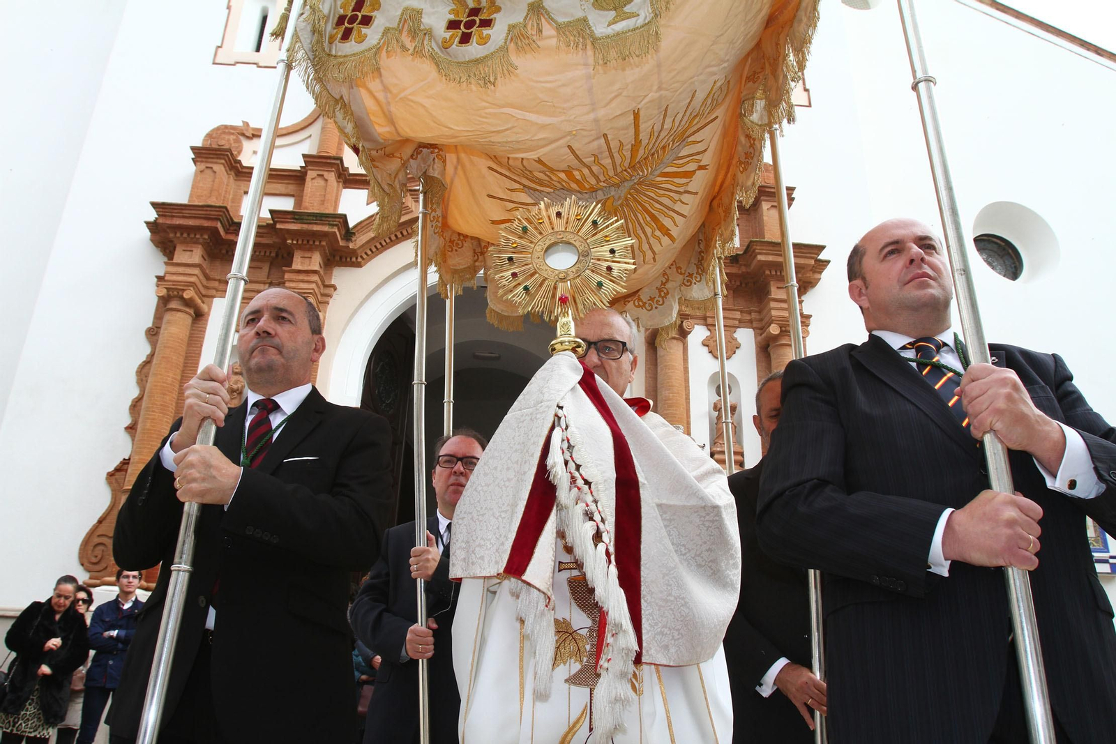 Procesión Solemne  de la Hermandad de La Vera Cruz, con el Santísimo Sacramento.