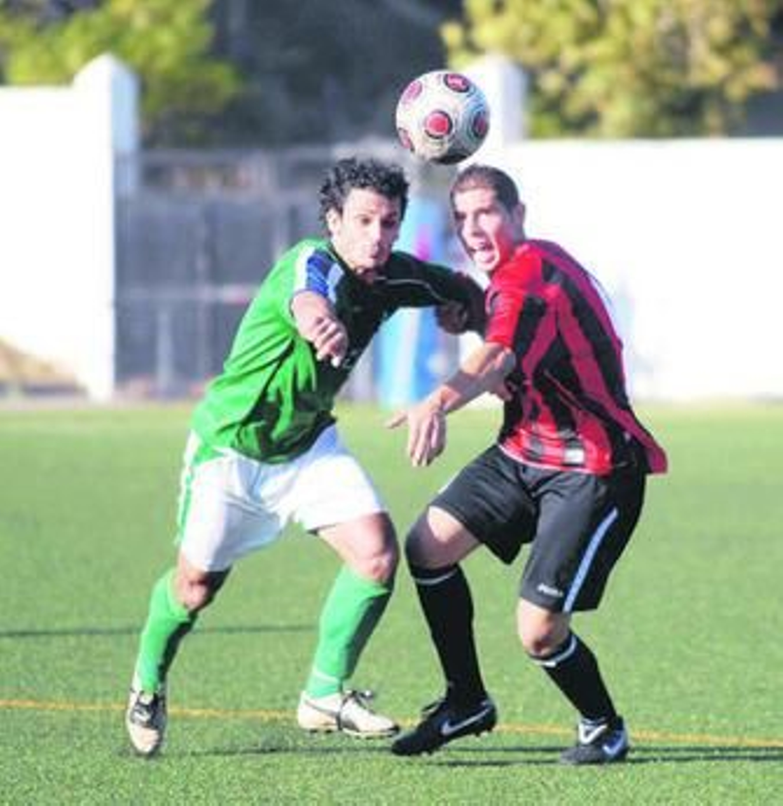 Un jugador del Chiclana Industrial intenta llevarse el balón.