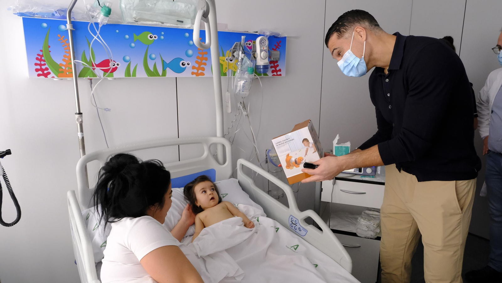 Las imágenes de la visita de los jugadores del Almería a los niños de Torrecárdenas