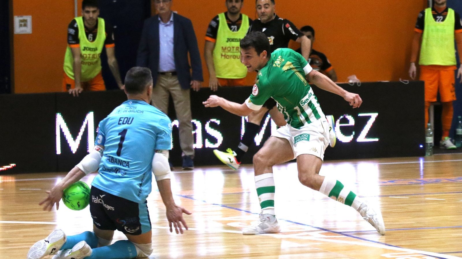 Éric Pérez dispara ante el portero del Burela Edu.