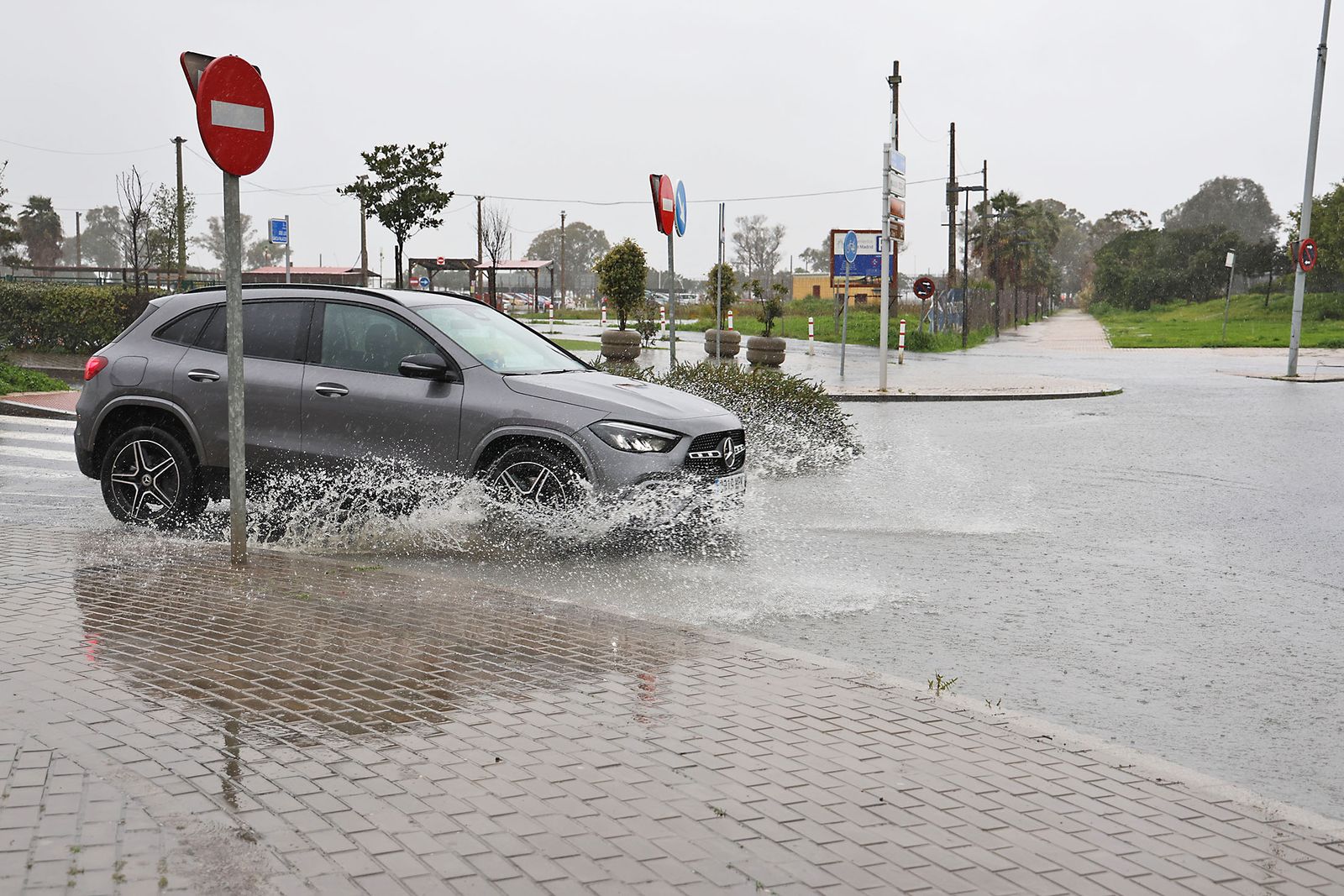 Intensas lluvias y calles desiertas en Huelva por la borrasca Marta
