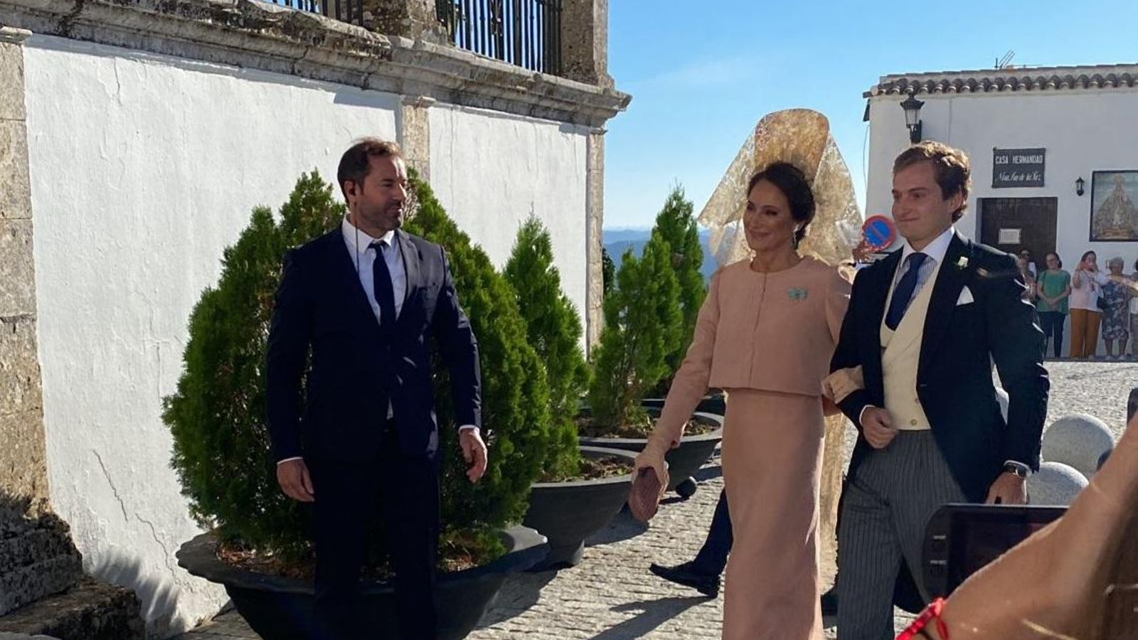 El novio Javier Prado acompañado por su madre y madrina, Pilar Benítez,  a la llegada al templo asidonense