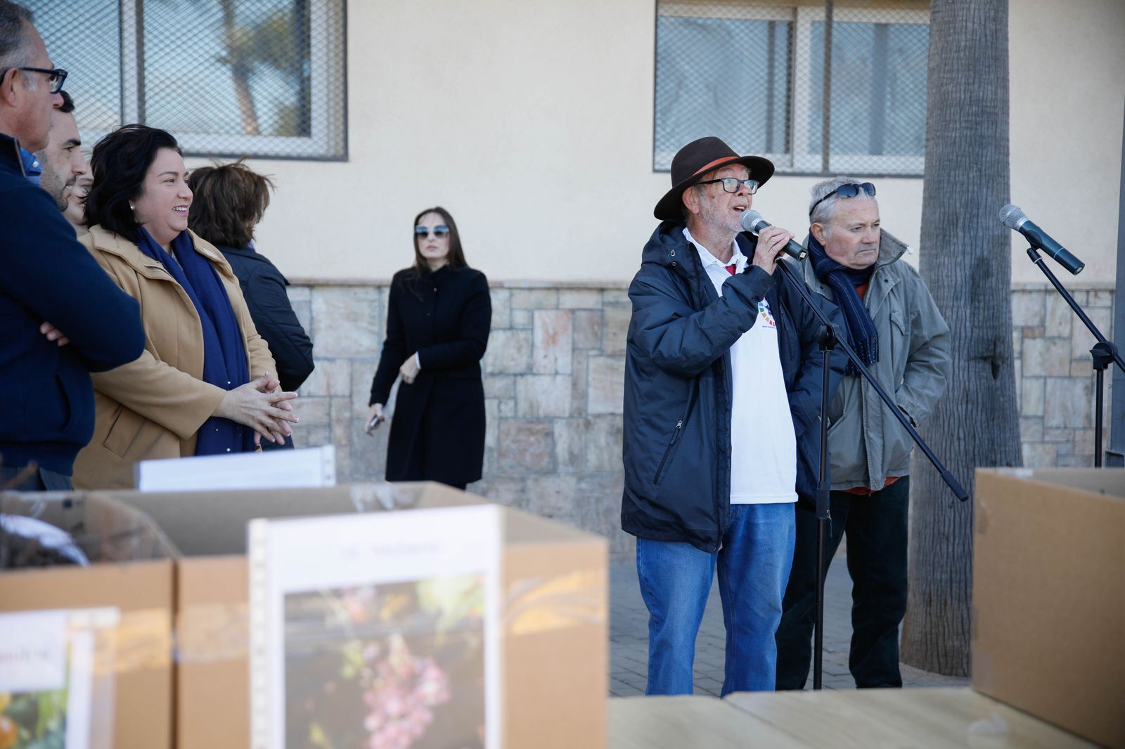 Imágenes del reparto de Parras en Alhama de Almería