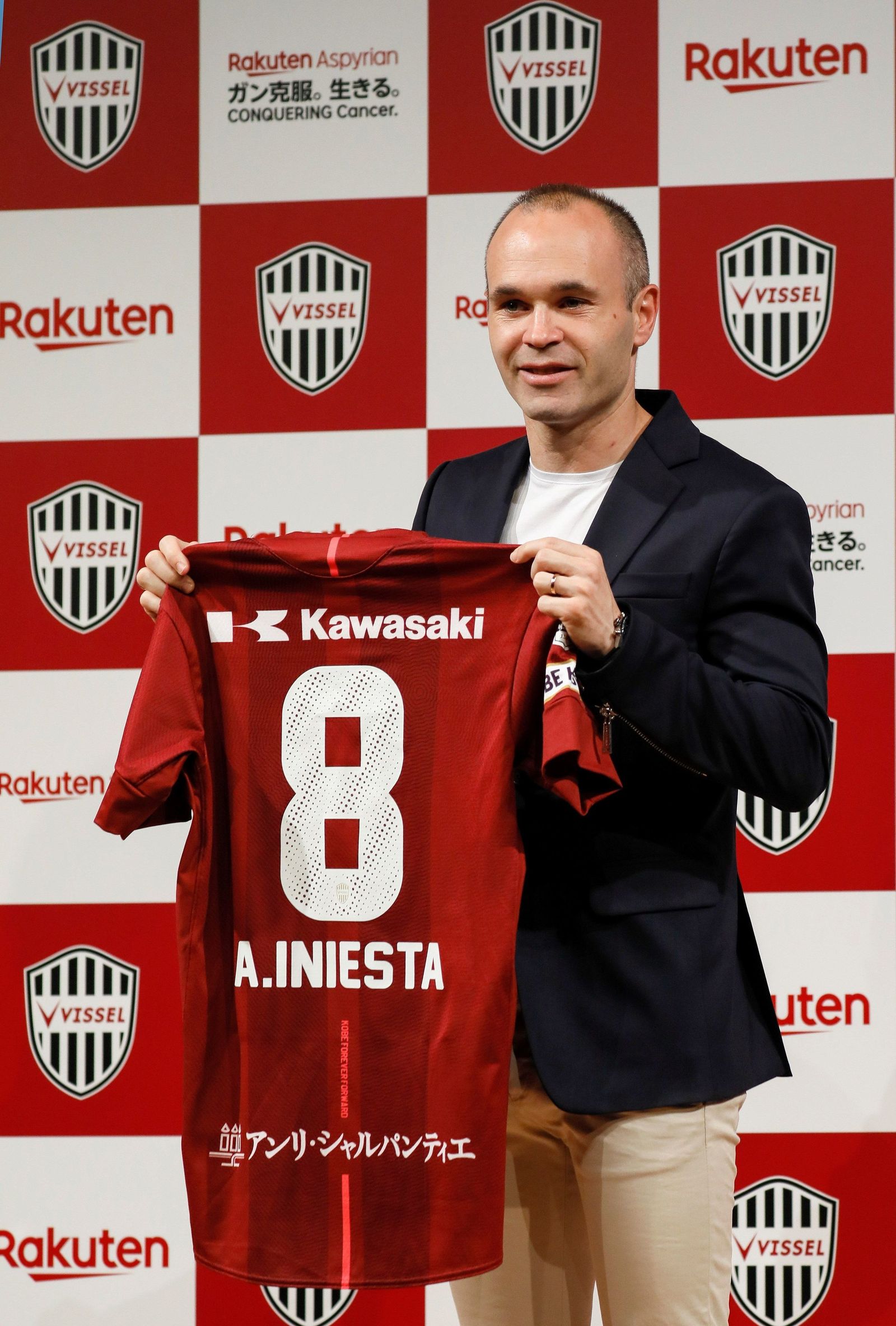 Iniesta posa con su camiseta