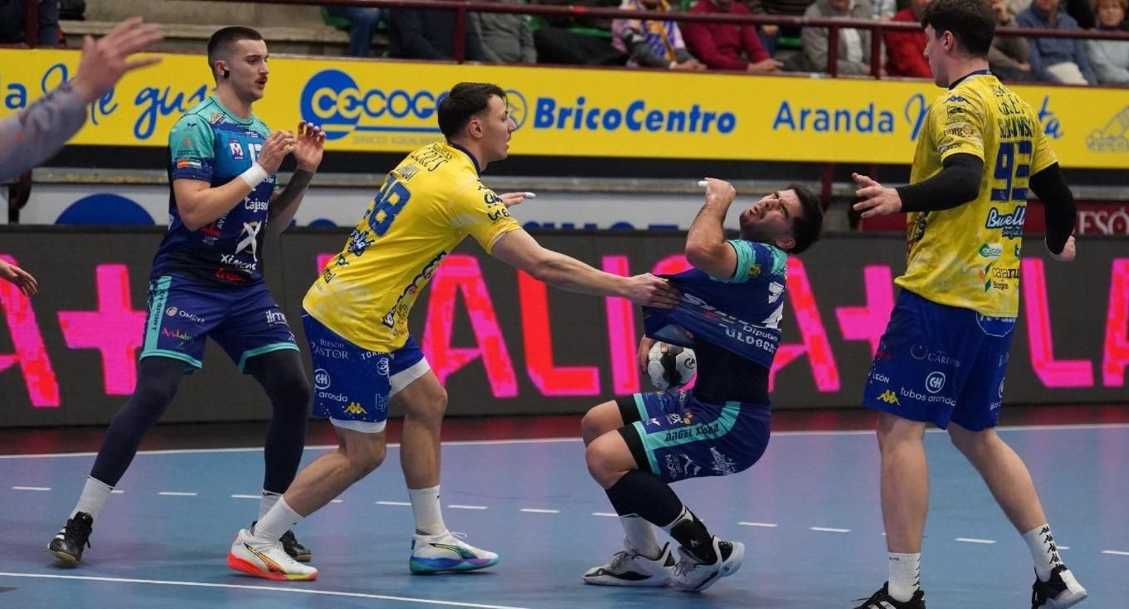 Simonet se queja de un golpe en la cara de Jánosi.