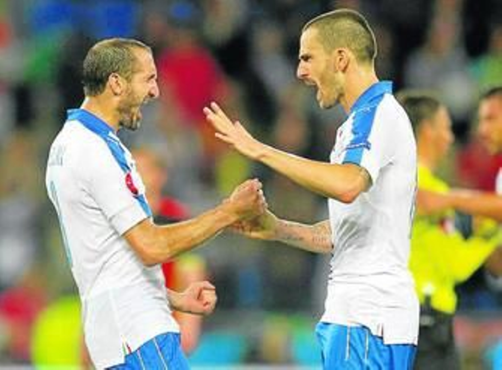 Chiellini y Bonucci celebran un gol durante su partido de la fase de grupos frente a Bélgica.
