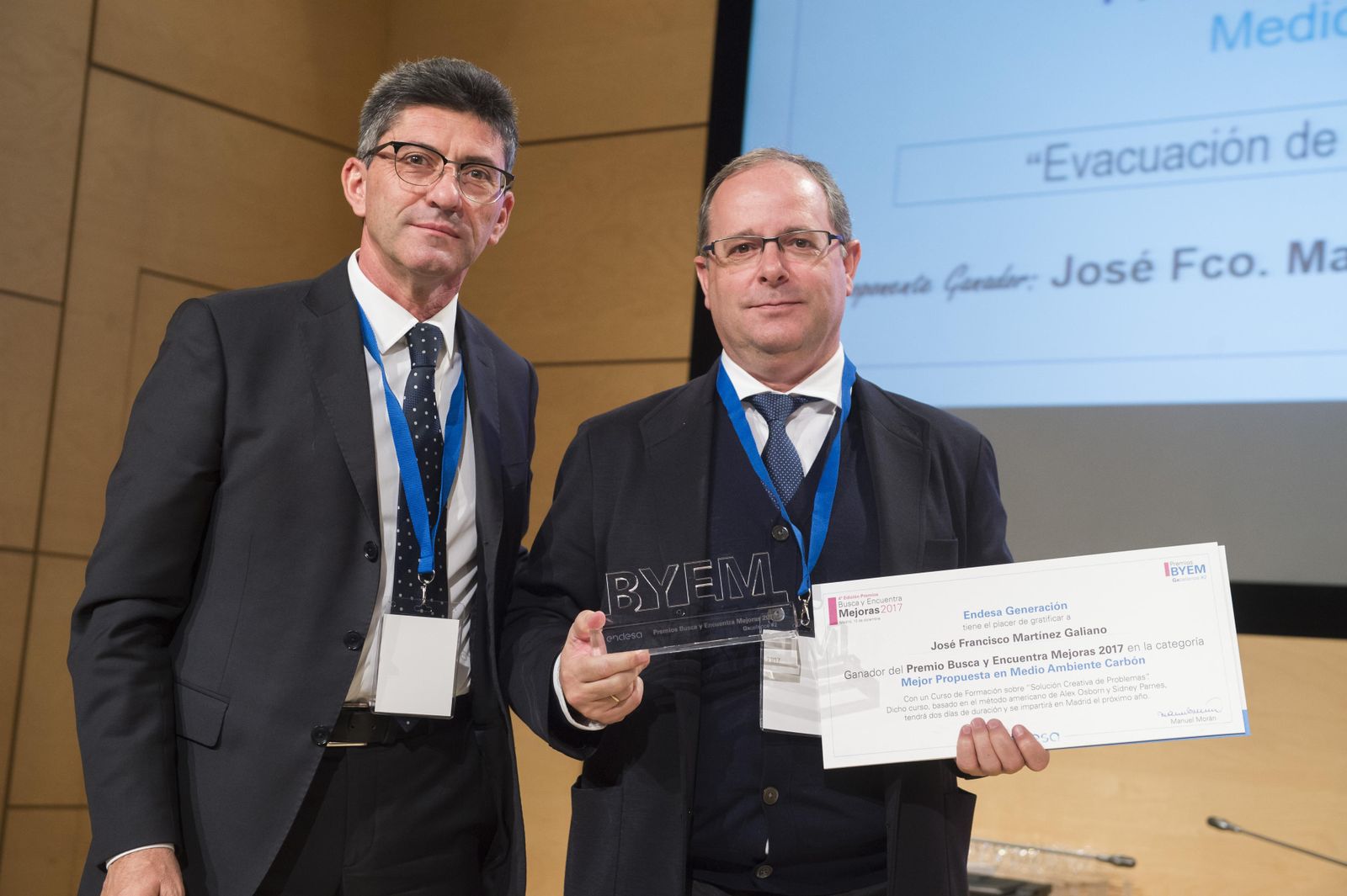 Manuel Sánchez recoge el Premio BYEM a la mejor propuesta medioambiental.