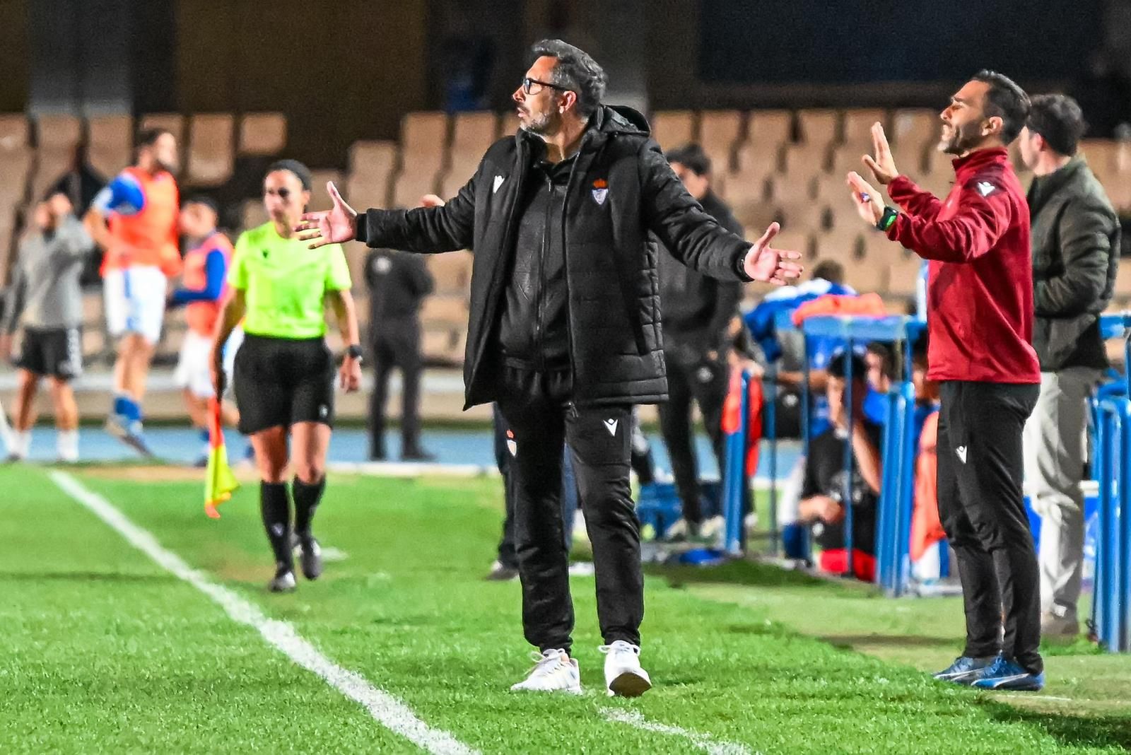 Manolo Herrero da indicaciones, junto a Santi López, en el área técnica de Chapín.