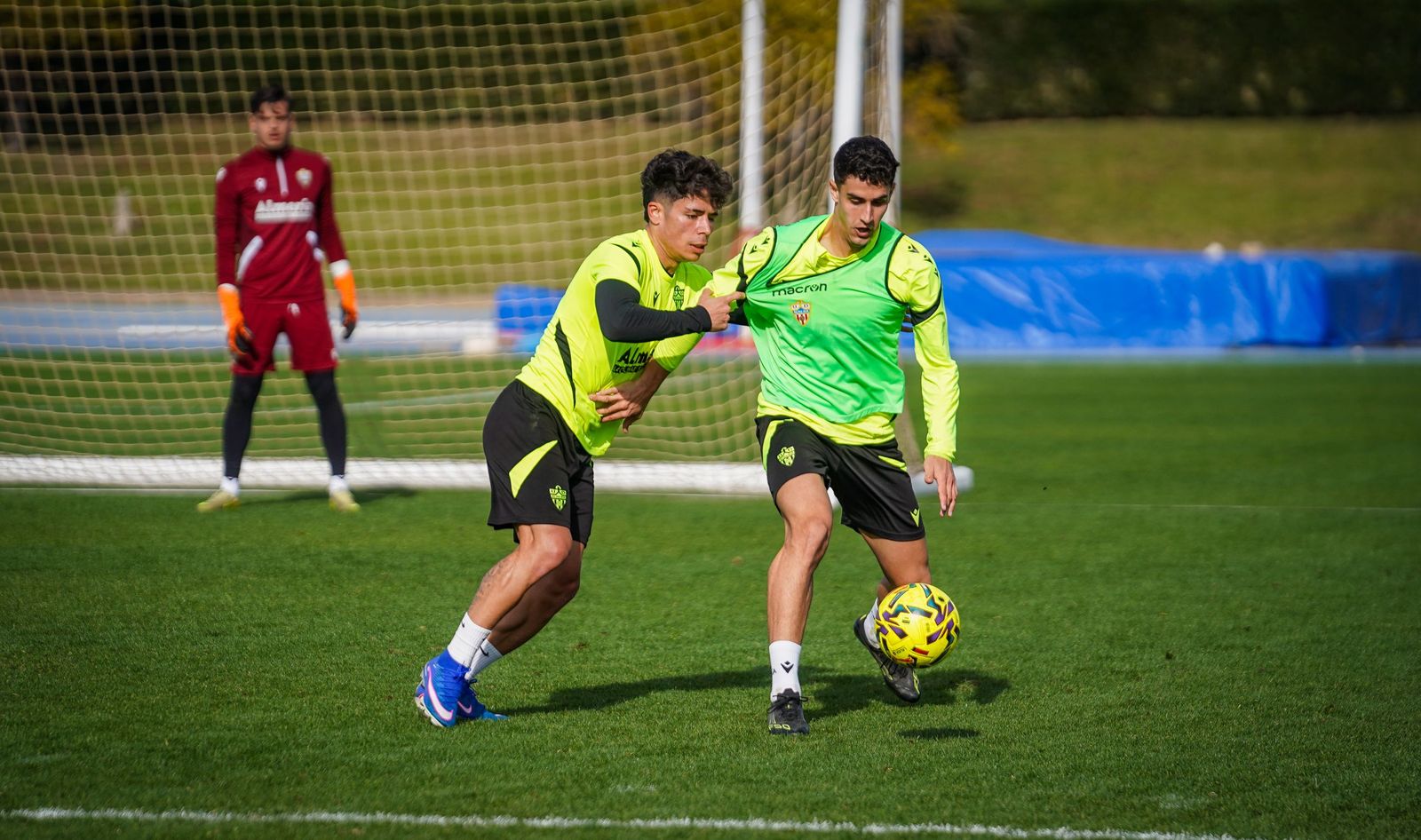 Luna protege el balón ante el acoso de Melamed en un entrenamiento