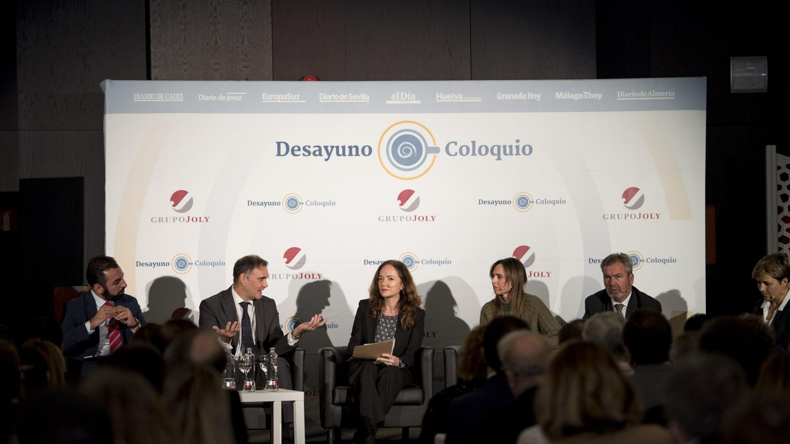 La mesa de debate en el coloquio