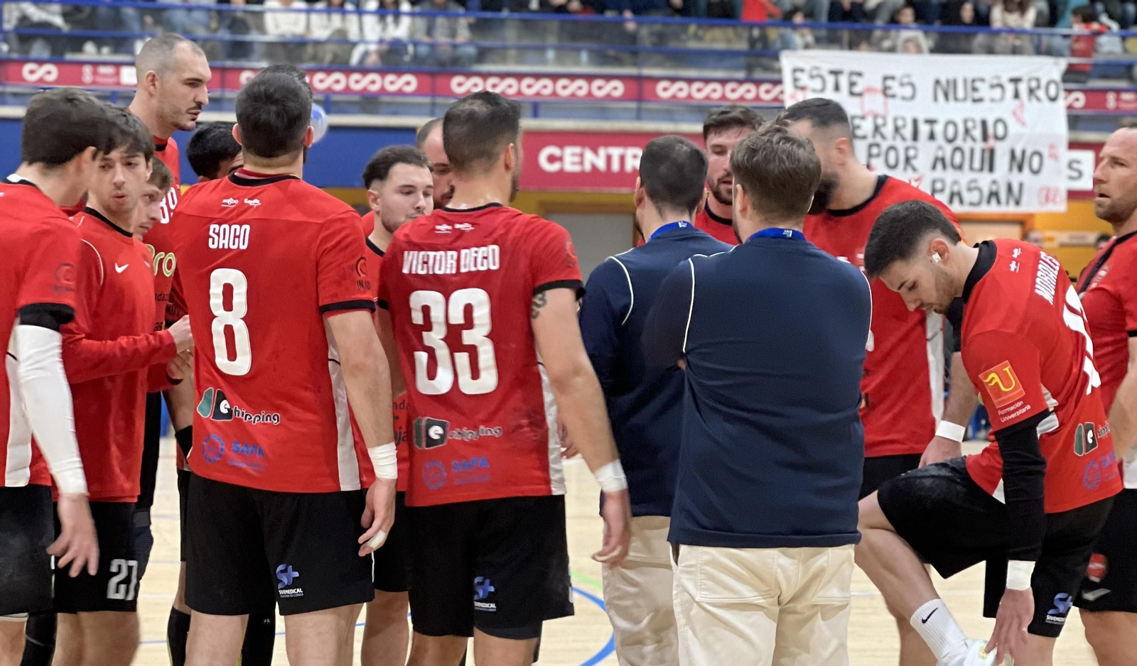 Los jugadores del Cajasol Sevilla BM Proin atienden las instrucciones de Víctor Montesinos contra el Agustinos.