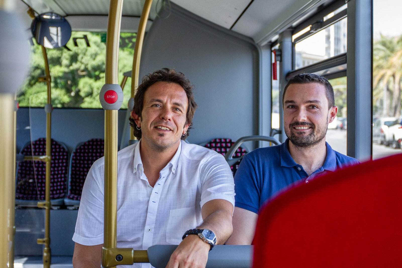 El alcalde, José María González, con Martín Vila probando un nuevo autobús.