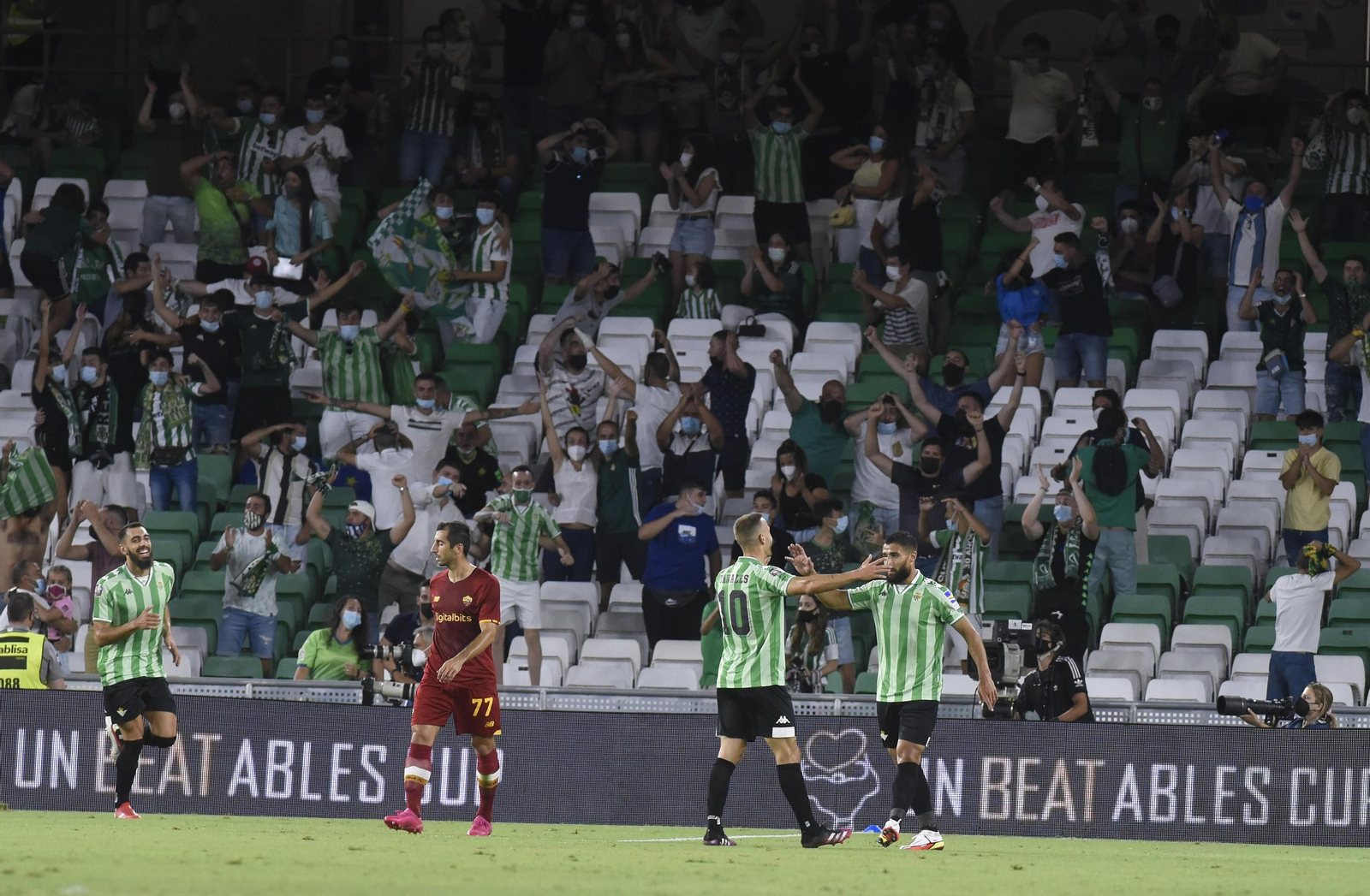 Canales felicita a Fekir tras su golazo.