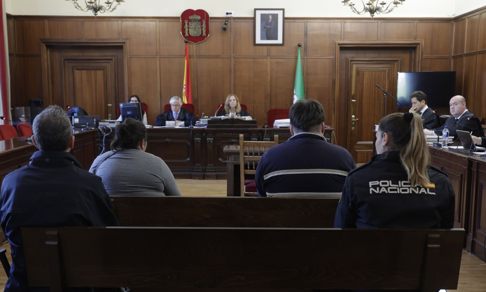Los dos acusados por el crimen de Valencina, frente a la magistrada que dictará sentencia.