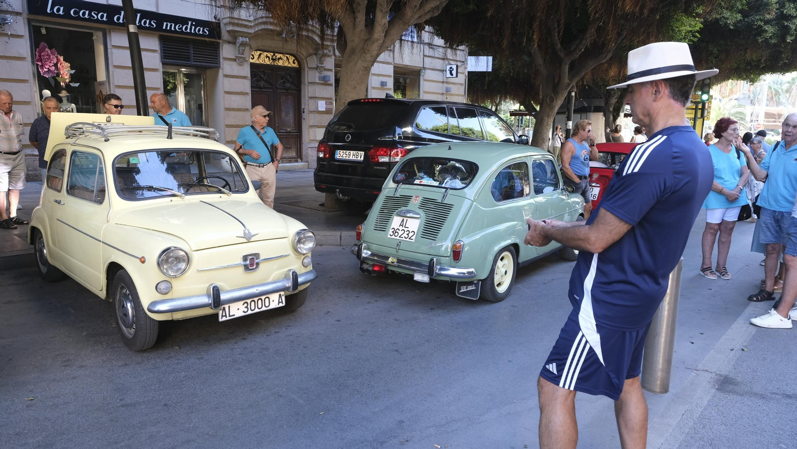 La exposición de Seat 600 y Mini Cooper en la Feria de Almería, en imágenes