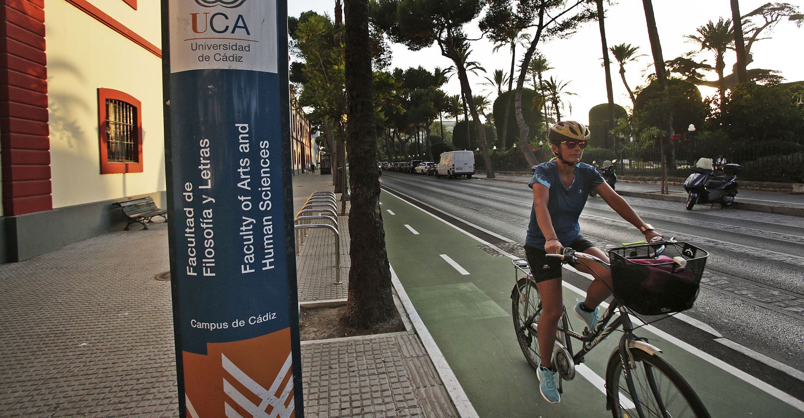 El carril bici a su pasa por la Facultad de Filosofía y Letras