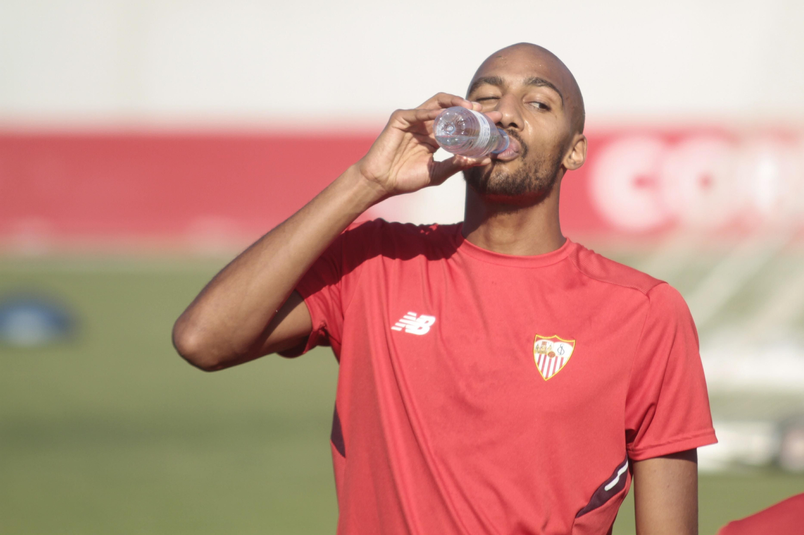 N'Zonzi repone fuerzas y se hidrata en un receso del entrenamiento en la ciudad deportiva del Sevilla.