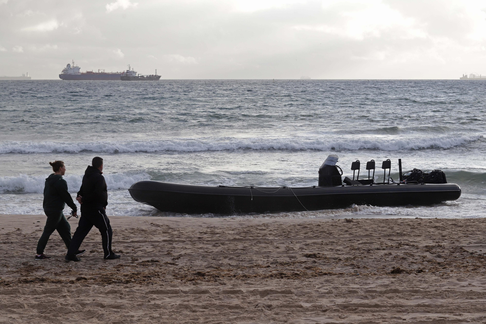 Una narcolancha en la playa de Getares
