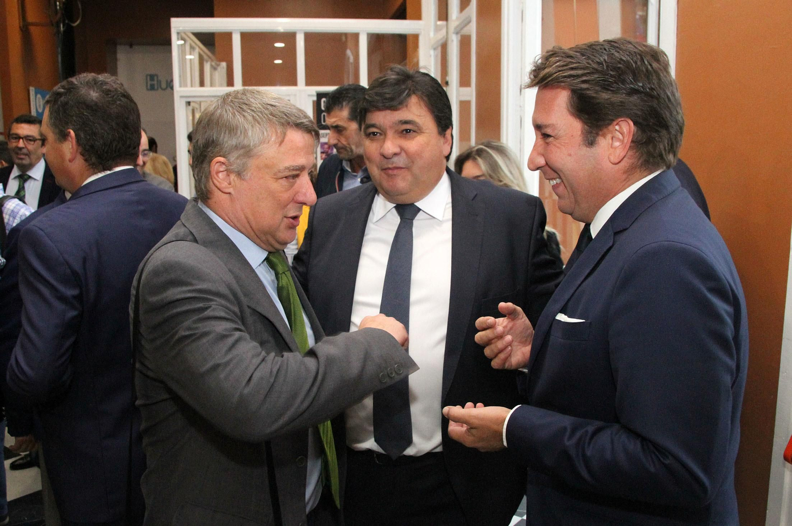 Imágenes de la conferencia y desayuno-coloquio de Gabriel Cruz, alcalde de Huelva