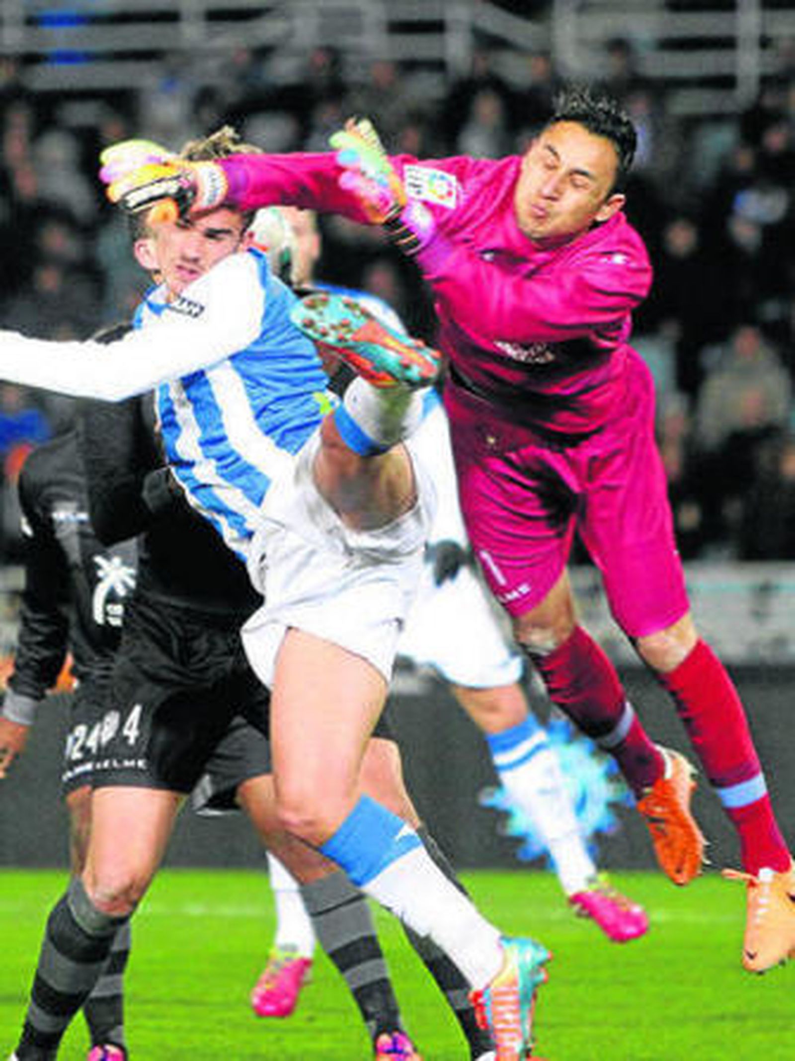 Griezmann lucha por el balón con el portero Keylor Navas.