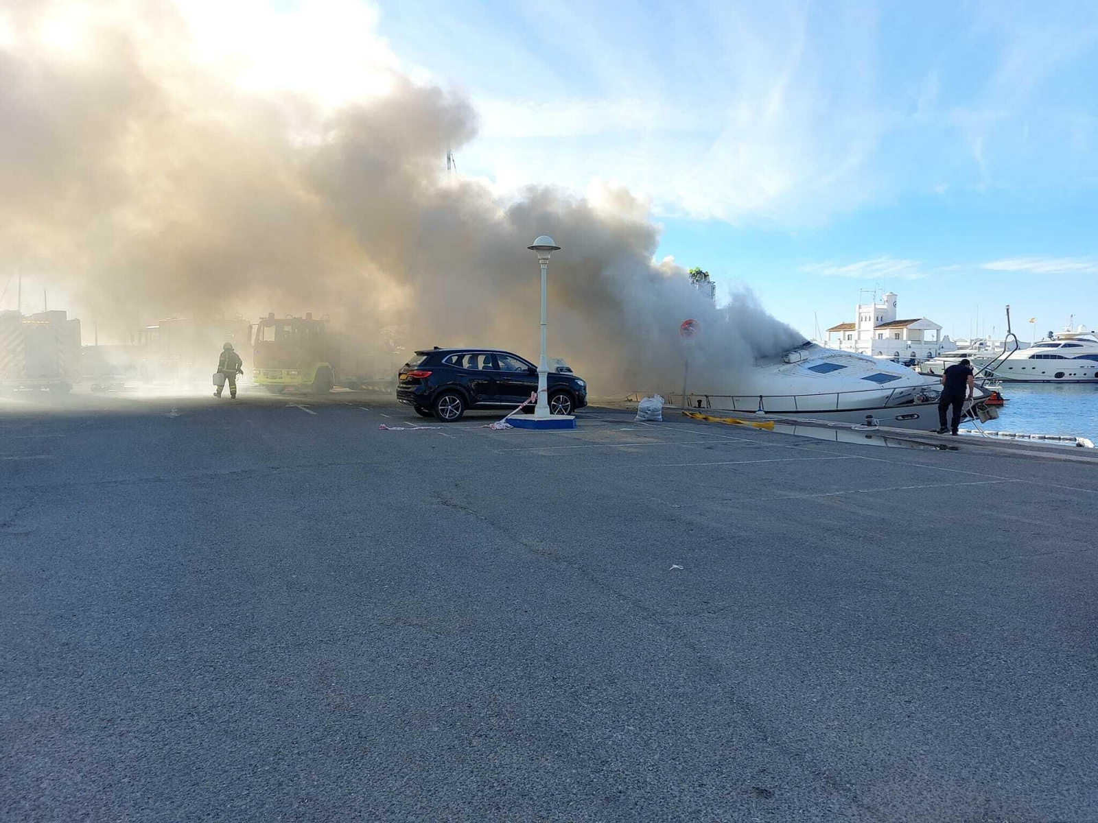 El incendio de un yate atracado en Puerto Marina, Benalmádena.
