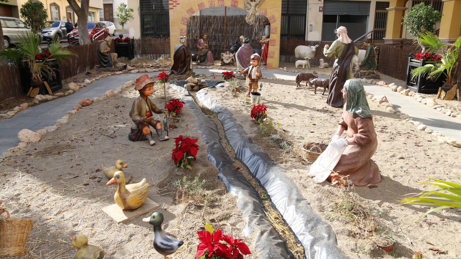 No falta el río en este particular Belén.