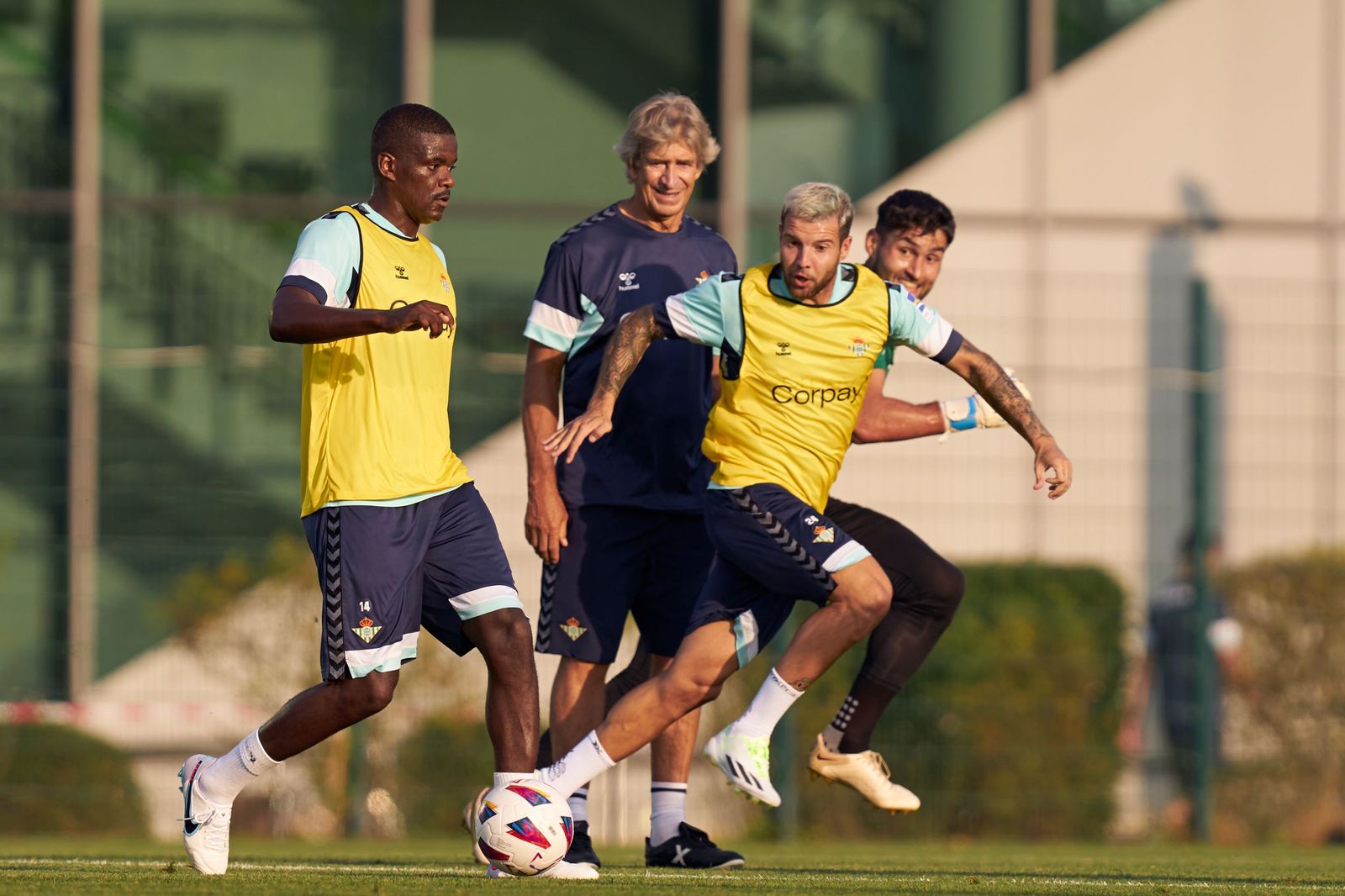 Pellegrini observa a William Carvalho y Ruibal en la concentración de pretemporada del Betis en Wolfsburgo de 2023.
