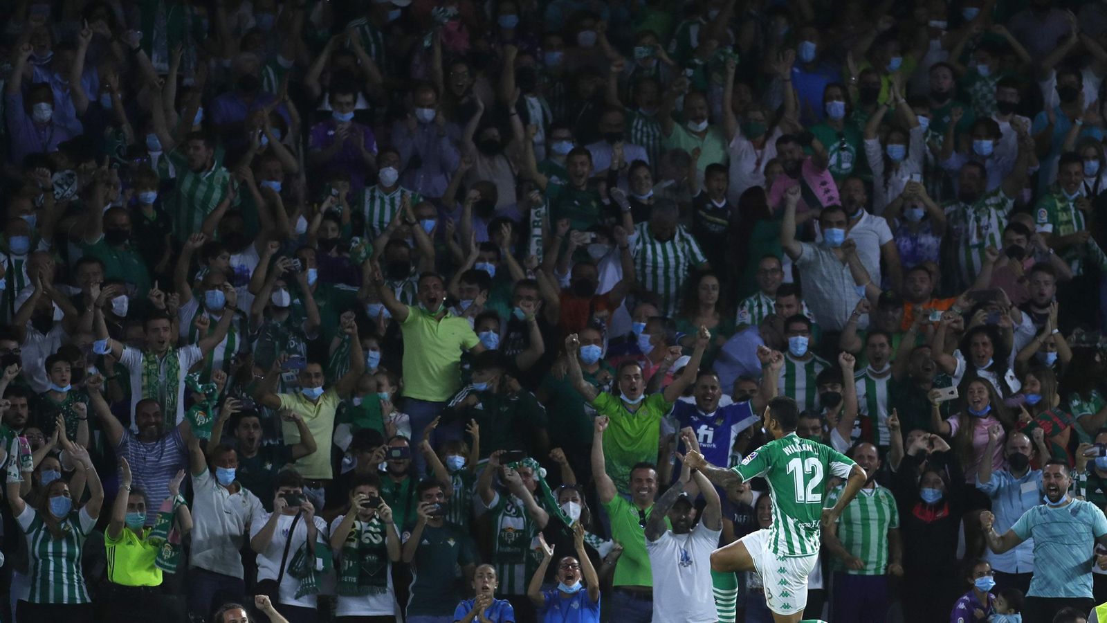 Willian José celebra su gol con la afición.