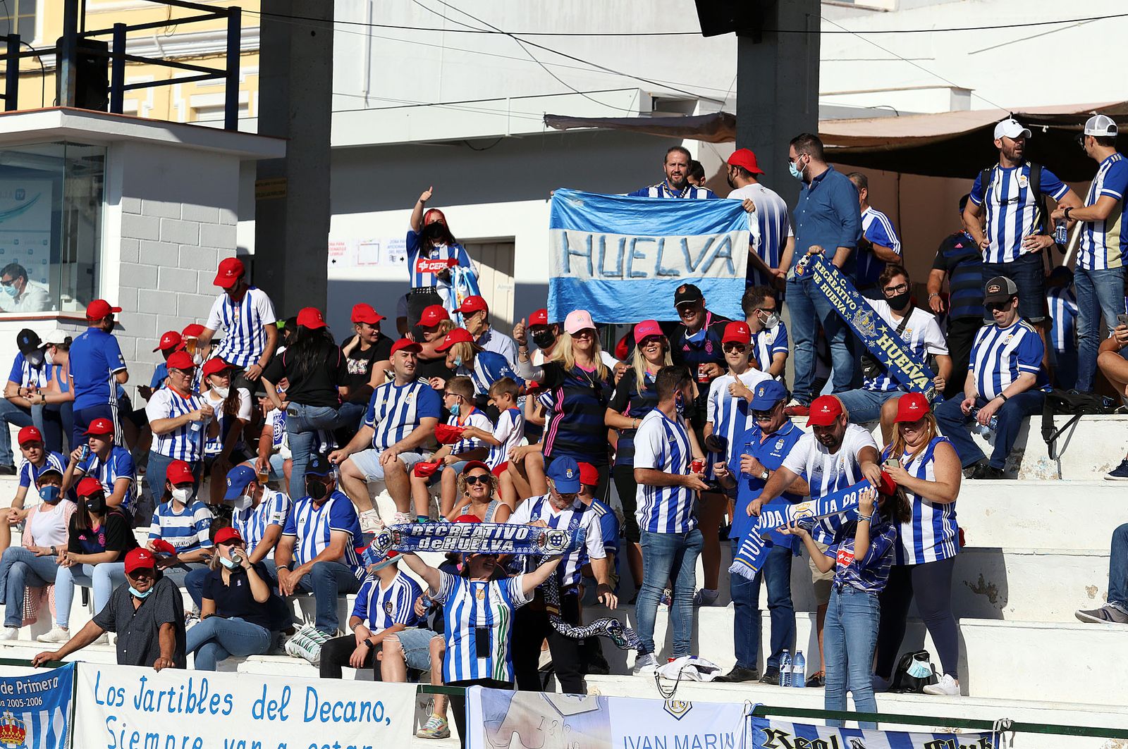 Imágenes de la afición más fiel del Recre en su visita al campo del Antoniano