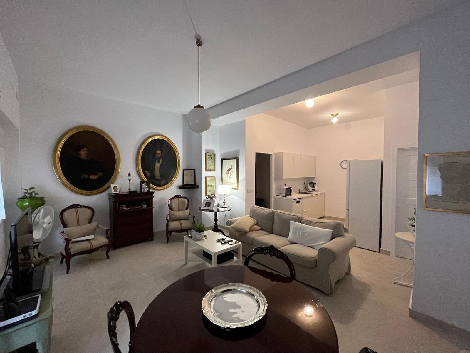 El salón, junto con el comedor y la cocina, se distribuye en un mismo espacio, limitado por su mobiliario y su decoración.