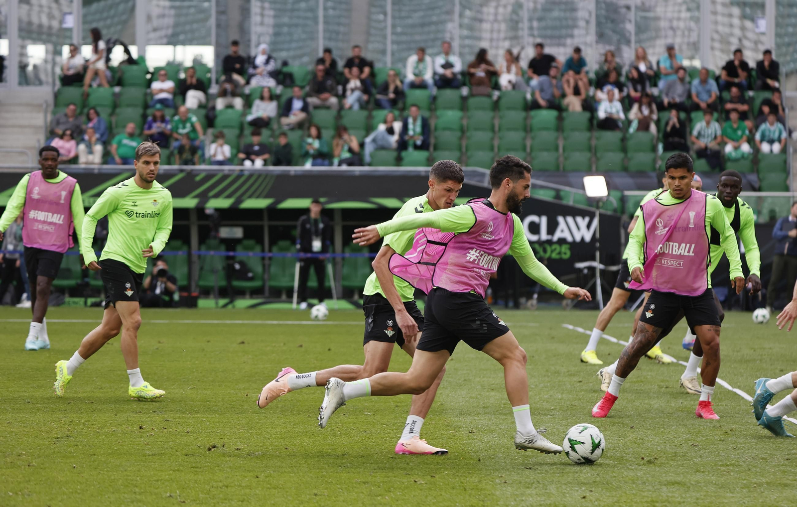 Las imágenes del entrenamiento del Betis en el Wroclaw Stadium Arena de Brestlavia