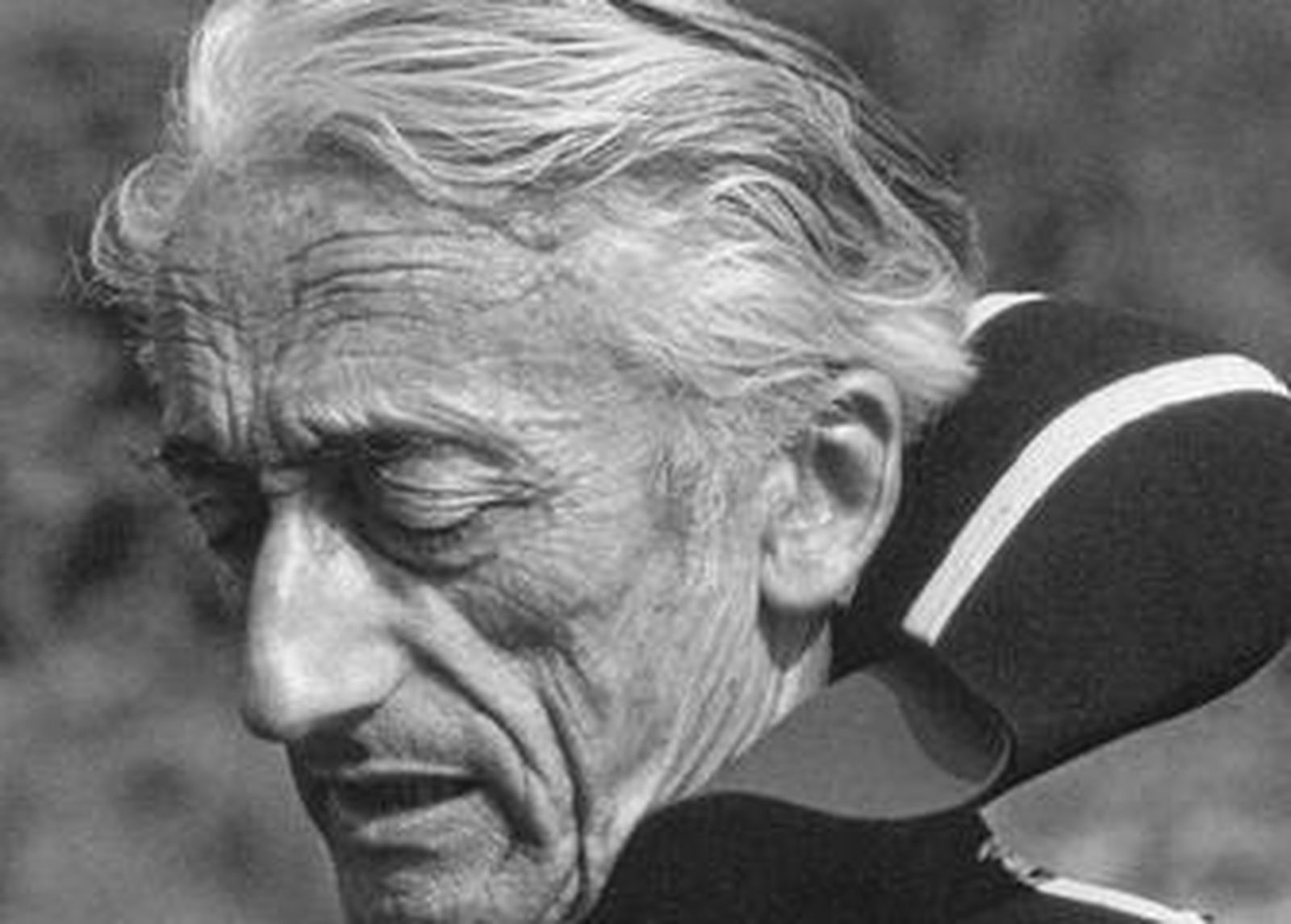 Jacques Cousteau, enfundándose uno de sus trajes submarinos.