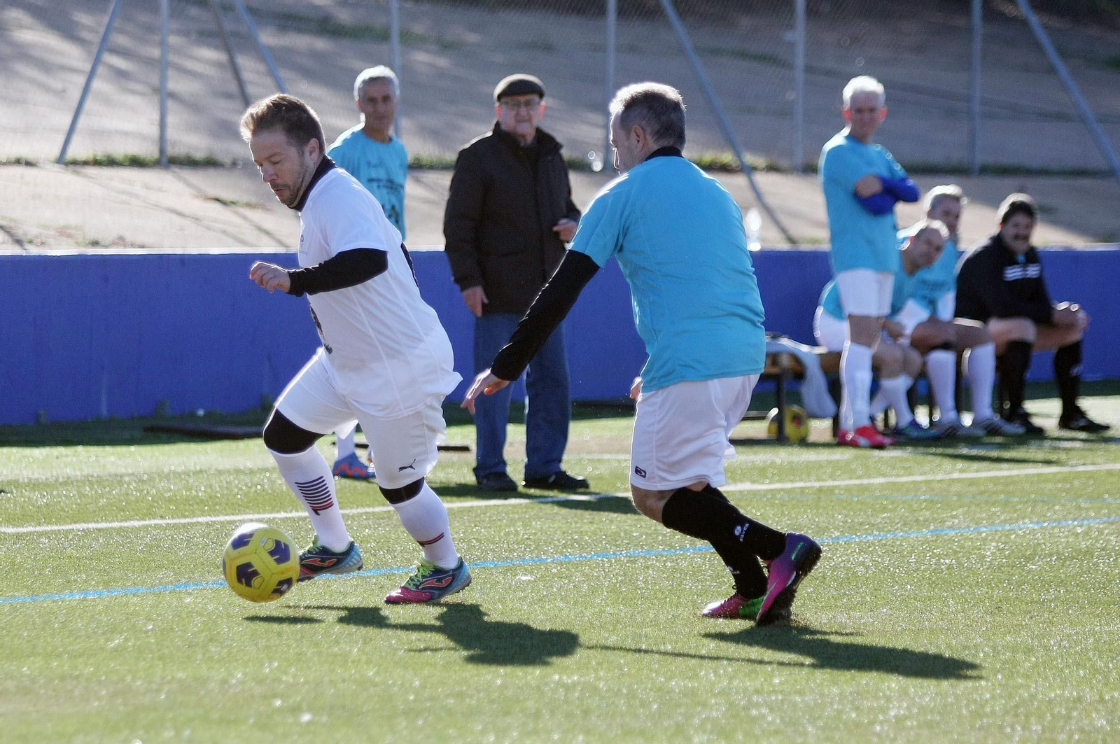 Imágenes del partido homenaje a los árbitros históricos de fútbol de Huelva
