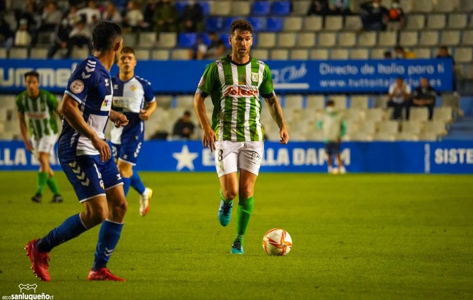 Marc Caballé conduce el balón ante los arlequinados.