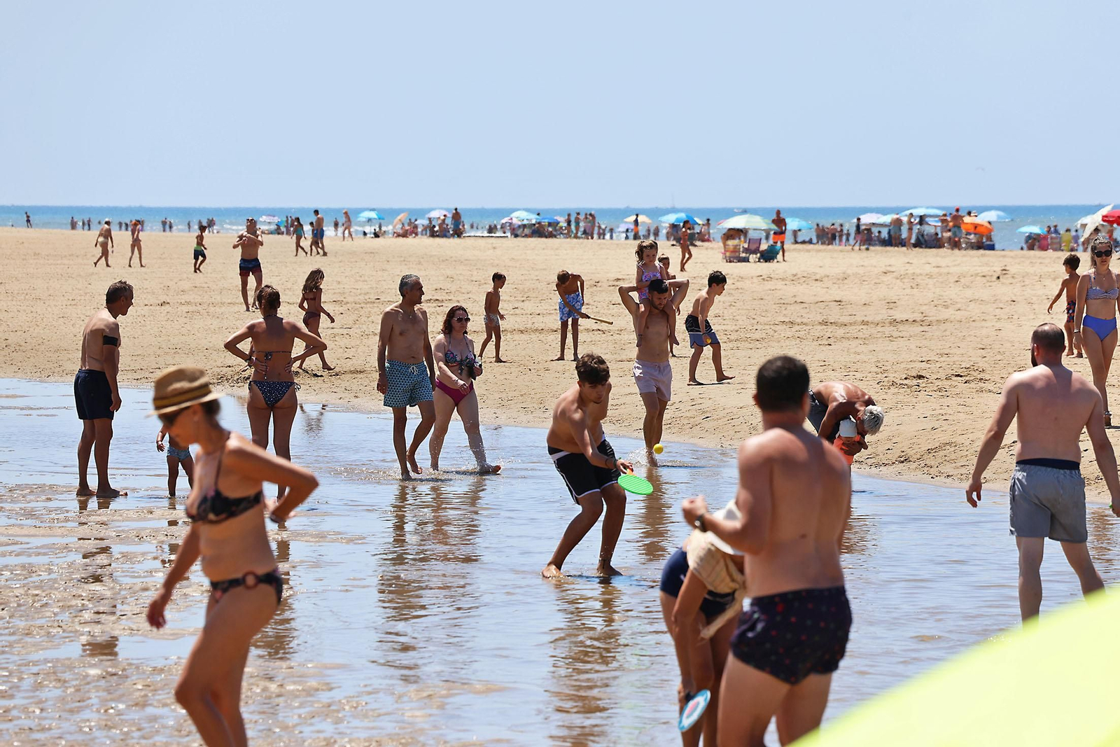 Ambiente en las playas de Huelva en la mañana de domingo